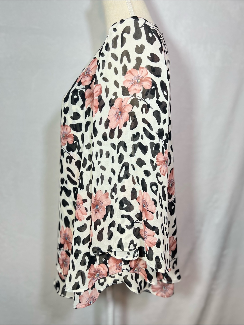 Roz & Ali Off White V-Neck Blouse Leopard Floral Print Top Women’s Large - Picture 2 of 7
